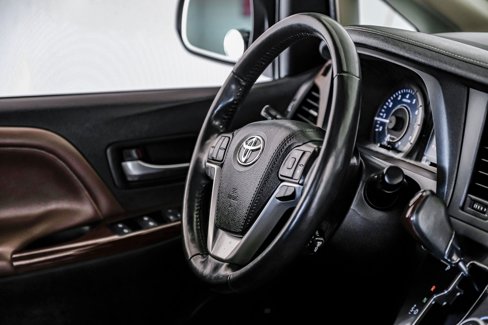 Used 2020 Toyota Sienna Limited Premium image 13
