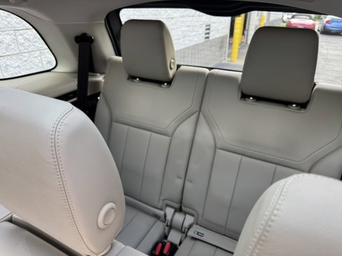 Used 2019 Land Rover Discovery HSE image 9