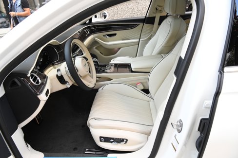 New 2026 Bentley Flying Spur Azure image 8