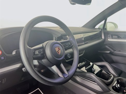 Used 2025 Porsche Cayenne image 4