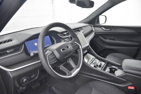 Used 2024 Jeep Grand Cherokee L Laredo image 17