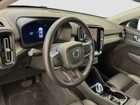 Used 2025 Volvo XC40 B5 Plus image 18
