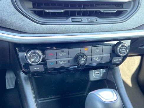 Used 2023 Jeep Compass Latitude image 18