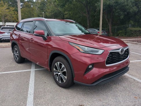 Used 2023 Toyota Highlander XLE image 3