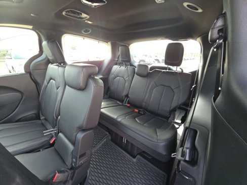New 2025 Chrysler Pacifica Select w/ Uconnect Theater Family Group image 26