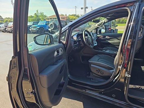 New 2026 Chrysler Pacifica Limited w/ S Appearance Package image 14