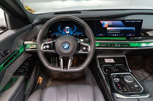 Used 2024 BMW i7 xDrive60 image 11