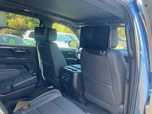 New 2025 Chevrolet Suburban Premier image 11