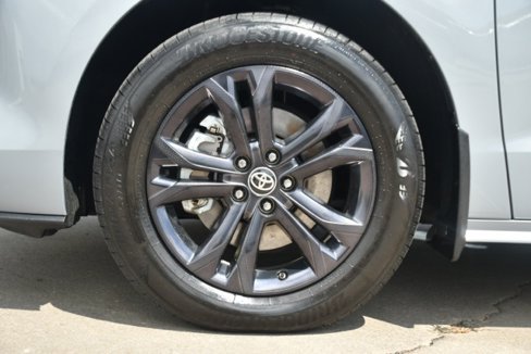 Used 2024 Toyota Sienna XLE Woodland Edition image 14