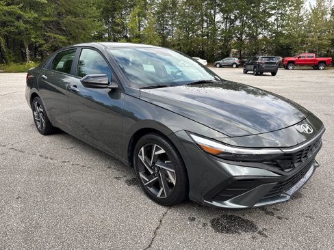 Used 2025 Hyundai Elantra Sport image 3