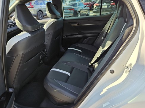 Used 2025 Toyota Camry SE image 14