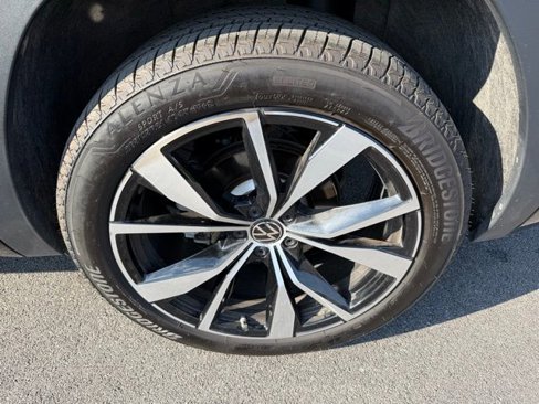Certified 2025 Volkswagen Atlas SEL Premium R-Line image 35