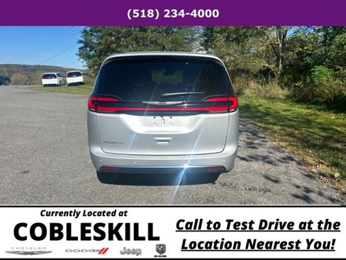 New 2026 Chrysler Pacifica Select image 5