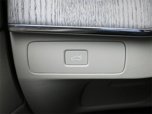 Used 2025 Volvo XC90 B6 Plus w/ Protection Package Premier image 28