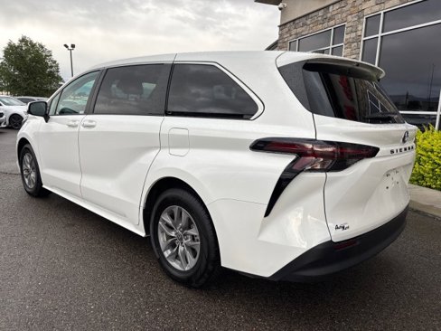 Used 2023 Toyota Sienna LE image 3