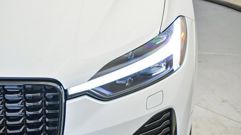 Certified 2025 Volvo XC60 T8 Plus w/ Protection Package Premier image 9