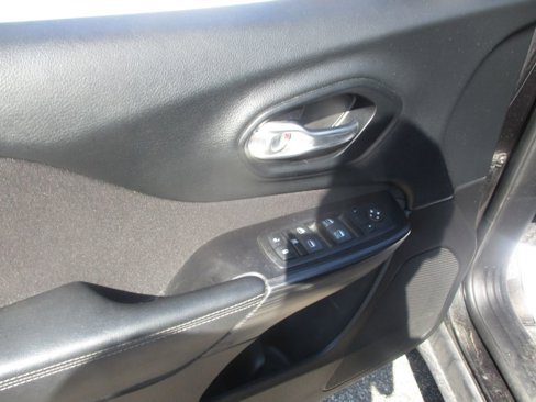 Used 2015 Jeep Cherokee Latitude w/ Cold Weather Group image 9