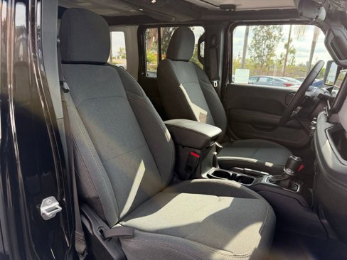 Used 2025 Jeep Wrangler Sahara image 35