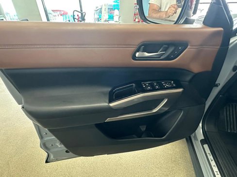 Used 2023 Nissan Pathfinder Platinum w/ Black Appearance Package image 22