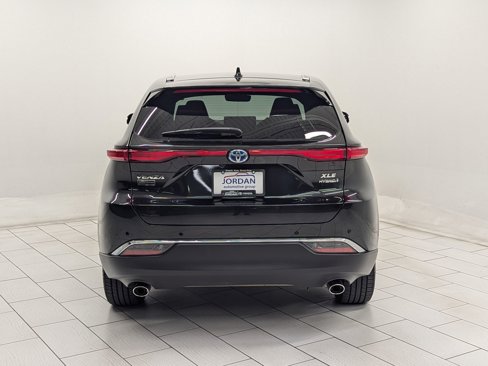 Used 2022 Toyota Venza XLE image 8