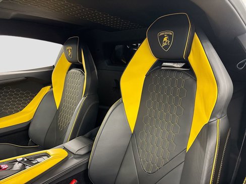 Used 2024 Lamborghini Revuelto image 16