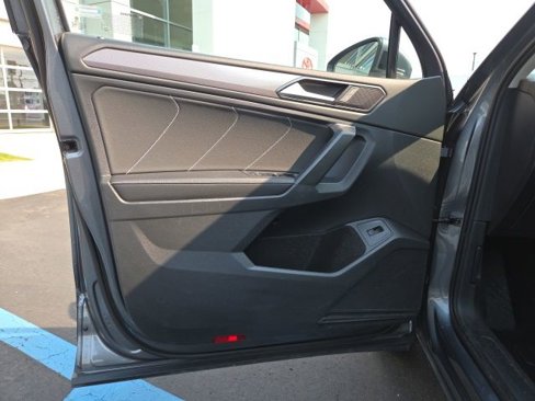 Used 2022 Volkswagen Tiguan SE w/ Panoramic Sunroof Package image 9