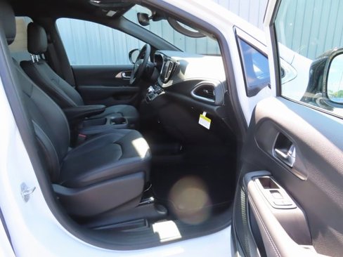 New 2026 Chrysler Pacifica Select image 21