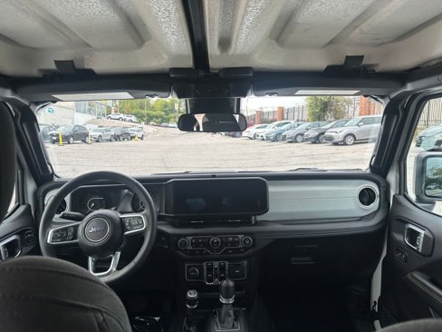 Used 2025 Jeep Wrangler Sahara image 32