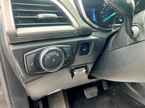 Used 2020 Ford Fusion SE image 11