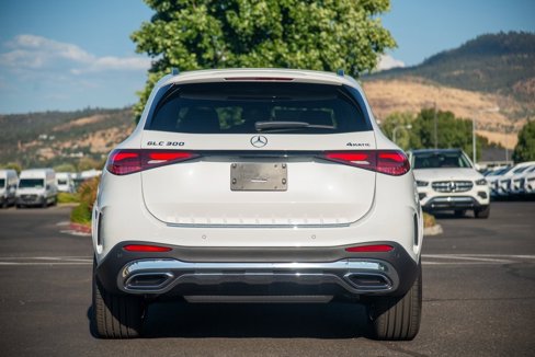 Used 2025 Mercedes-Benz GLC 300 4MATIC image 4