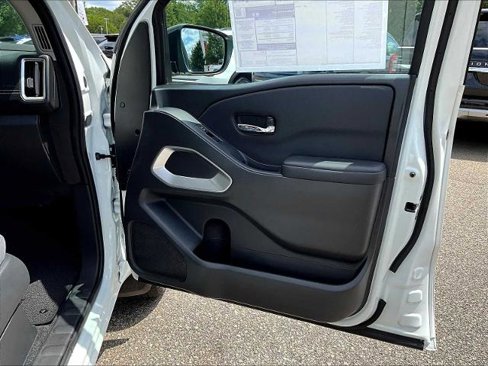 Certified 2025 Nissan Frontier SV image 12