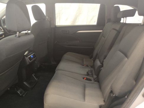 Used 2019 Toyota Highlander LE image 18