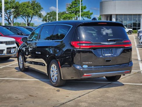 New 2025 Chrysler Pacifica Select image 3