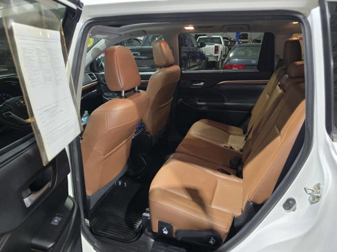 Used 2018 Toyota Highlander AWD V6 image 28