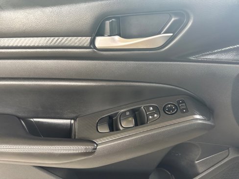 Used 2024 Nissan Altima 2.5 SV image 10
