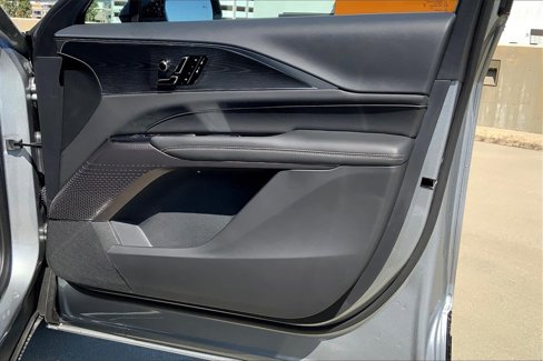 Used 2025 Cadillac Lyriq Luxury image 33