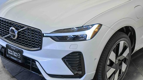 Certified 2025 Volvo XC60 T8 Plus w/ Protection Package Premier image 9