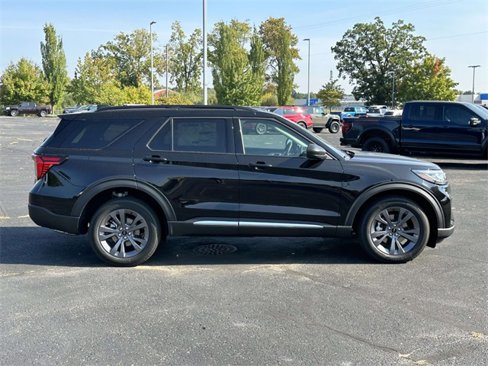 New 2025 Ford Explorer Active image 2