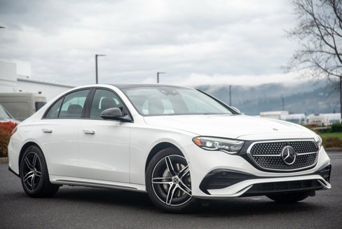 Used 2025 Mercedes-Benz E 350 4MATIC Sedan image 3