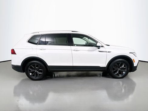Used 2023 Volkswagen Tiguan SE image 3