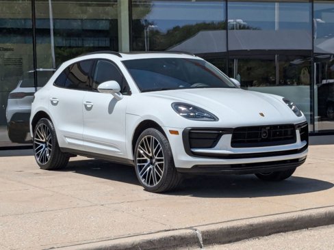 Certified 2025 Porsche Macan image 7