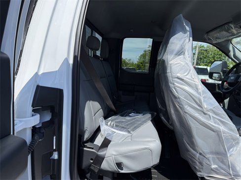 New 2025 Ford F550 4x4 SuperCab Super Duty image 32