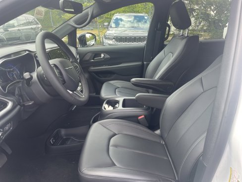 New 2026 Chrysler Pacifica Select image 12