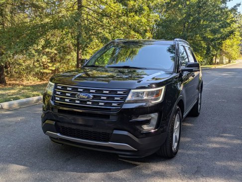 Used 2017 Ford Explorer XLT w/ Equipment Group 202A image 2