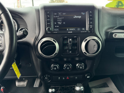 Used 2017 Jeep Wrangler Unlimited Rubicon w/ Connectivity Group image 14