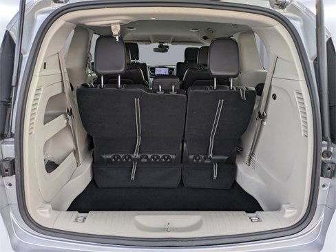 Used 2024 Chrysler Pacifica Touring-L image 12