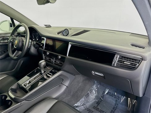 Certified 2024 Porsche Macan image 23
