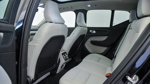 Certified 2025 Volvo XC40 B5 Plus w/ Climate Package image 19