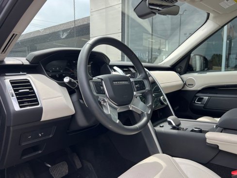 Used 2024 Land Rover Discovery S image 2