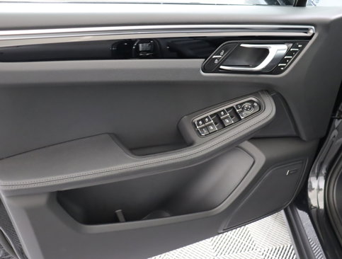 Used 2025 Porsche Macan image 23